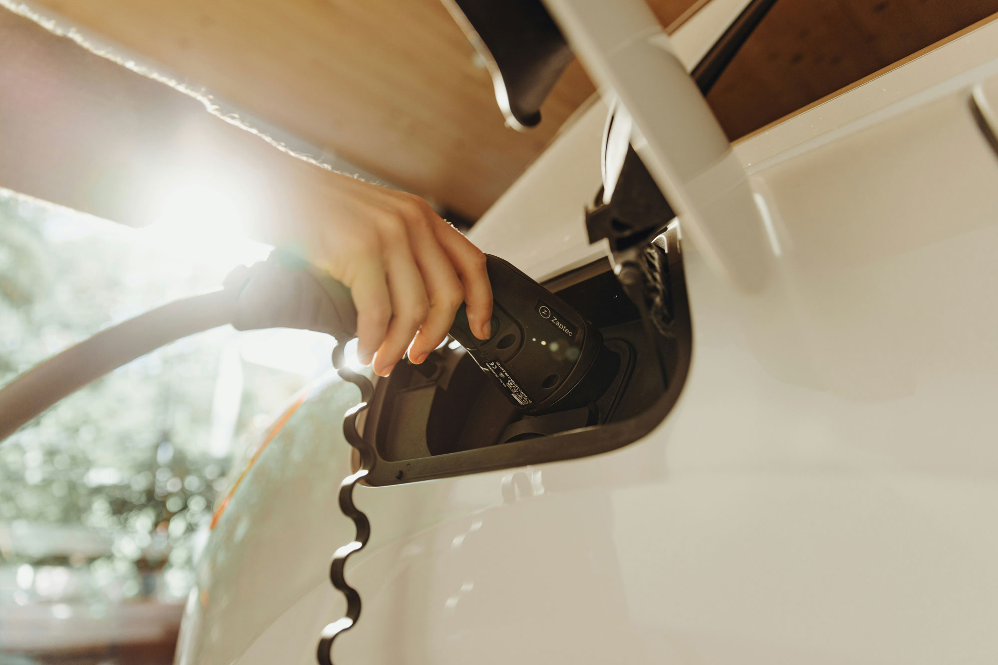 Elektroauto wird an Wallbox geladen